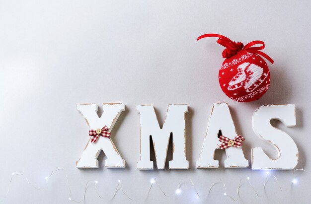 Kerstcompositie met letters XMAS en New Years decoratie op grijze achtergrond.