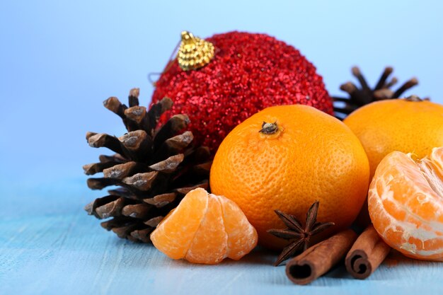Kerstcompositie met mandarijnen op houten tafel op blauwe achtergrond