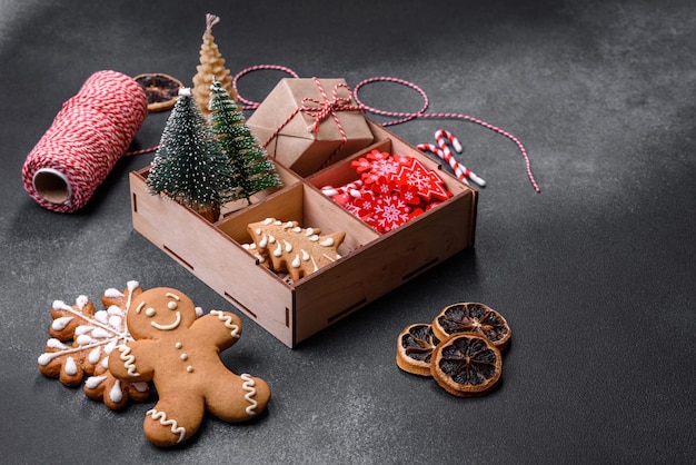 Kerstcompositie met peperkoekkoekjes en kerstspeelgoed