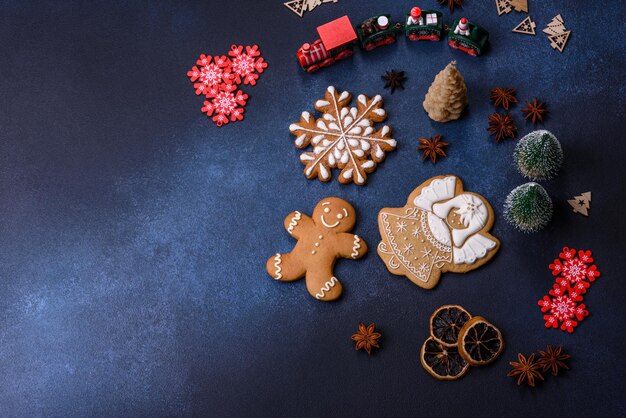 Kerstcompositie met peperkoekkoekjes en kerstspeelgoed