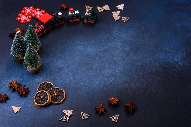 Kerstcompositie met peperkoekkoekjes en kerstspeelgoed