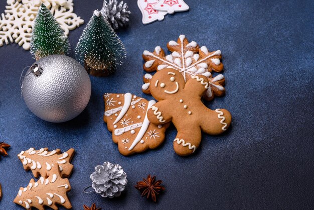 Kerstcompositie met peperkoekkoekjes Kerstspeelgoed dennenappels en kruiden