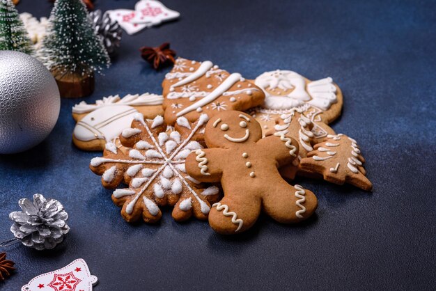 Kerstcompositie met peperkoekkoekjes Kerstspeelgoed dennenappels en kruiden