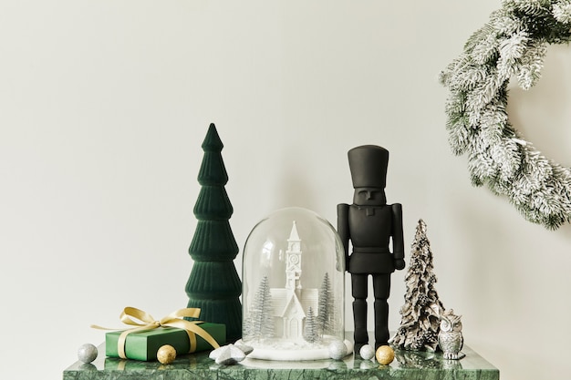 Kerstcompositie met prachtige decoratie, kerstboom en krans, herten, geschenken en accessoires in modern interieur. Sjabloon.