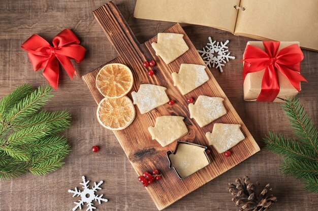 Kerstcompositie met rauwe koekjes op houten tafel