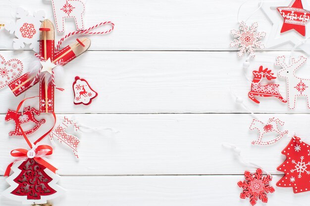 Kerstcompositie met rode en witte kerstboom ecotoys op een witte houten achtergrond