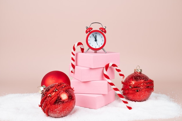 Kerstcompositie met stapel geschenkdozen, rode ballen, zuurstokken en wekker. Hoge kwaliteit foto