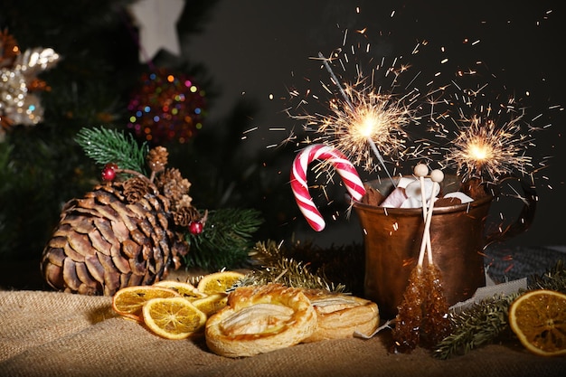 Kerstcompositie met sterretjes en snoep op een donkere achtergrond