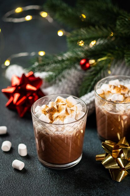 Kerstcompositie met zelfgemaakte warme chocolademelk. Winterse cacao. Nieuwjaarsborrel. Nieuwjaarssamenstelling met cacao. Gezellig drankje.