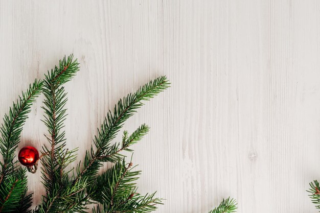 Kerstcompositie op een witte houten tafel met kopieerruimte