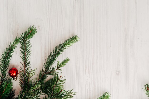 Kerstcompositie op een witte houten tafel met kopieerruimte