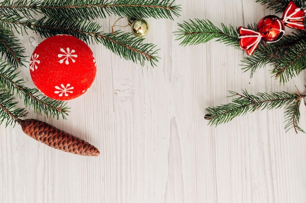 Kerstcompositie op een witte houten tafel met kopieerruimte