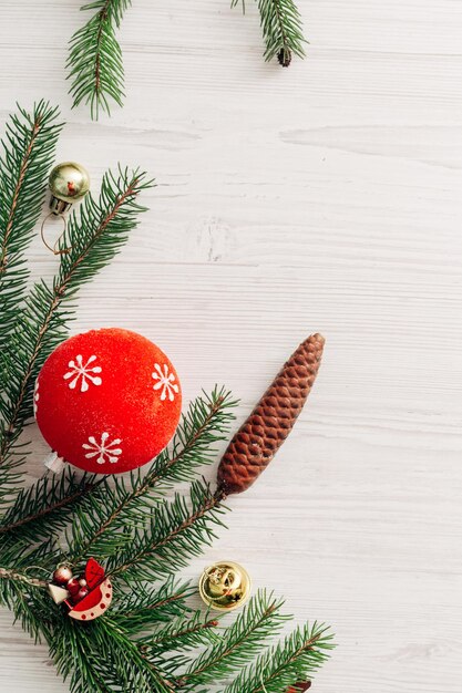 Kerstcompositie op een witte houten tafel met kopieerruimte