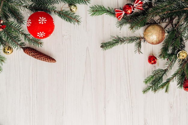 Kerstcompositie op een witte houten tafel met tekst in de ruimte