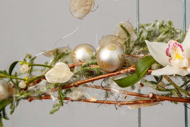 Kerstcompositie van bloemen en kerstversieringen