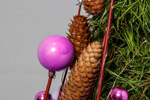 Kerstcompositie van bloemen en kerstversieringen