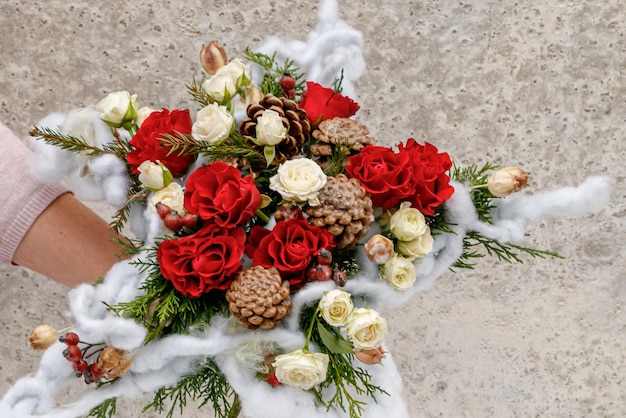 Kerstcompositie van bloemen en kerstversieringen