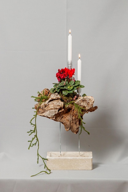 Kerstcompositie van bloemen en kerstversieringen