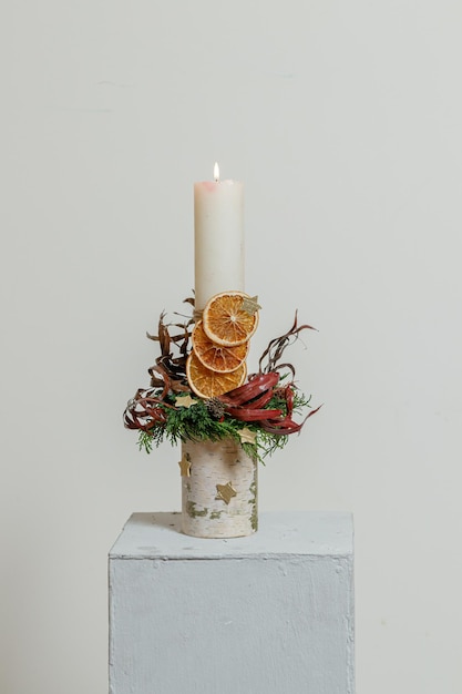 Kerstcompositie van verse bloemen