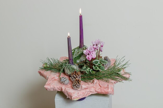 Kerstcompositie van verse bloemen