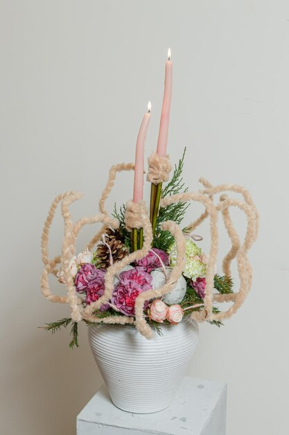 Kerstcompositie van verse bloemen