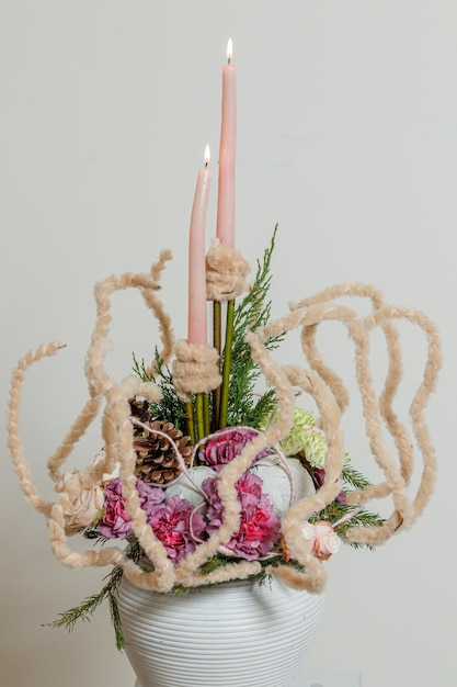 Kerstcompositie van verse bloemen