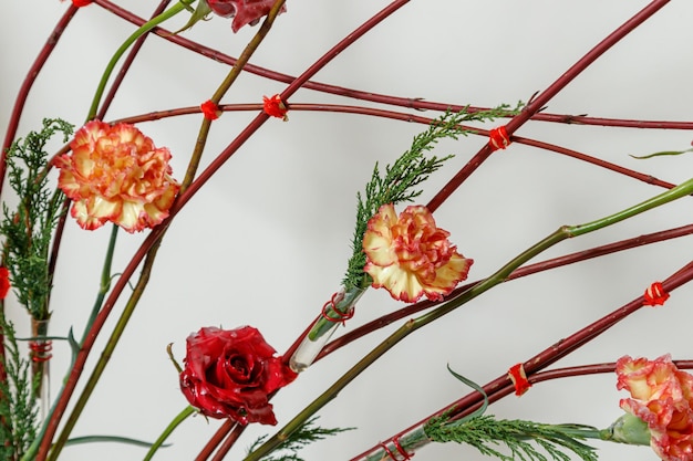 Kerstcompositie van verse bloemen