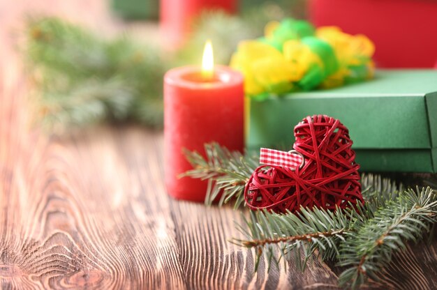 Kerstconcept. Decoraties op houten tafel, close-up