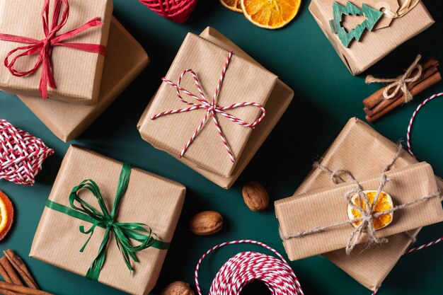 Kerstconcept handgemaakte eco-vriendelijke geschenkdozen