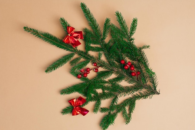 Foto kerstconcept met groene takken van dennenboom met rode kerstversiering