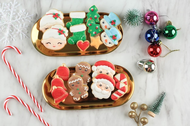 Kerstconcept met lay-out ingericht poedersuiker koekjes samenstelling. Bovenaanzicht