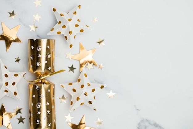 Kerstcrackers luxe gouden feestelijke cracker op een marmeren achtergrond