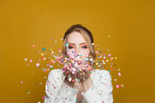 Kerstdag achtergrond met gelukkige vrouw en kleurrijke vallende confetti