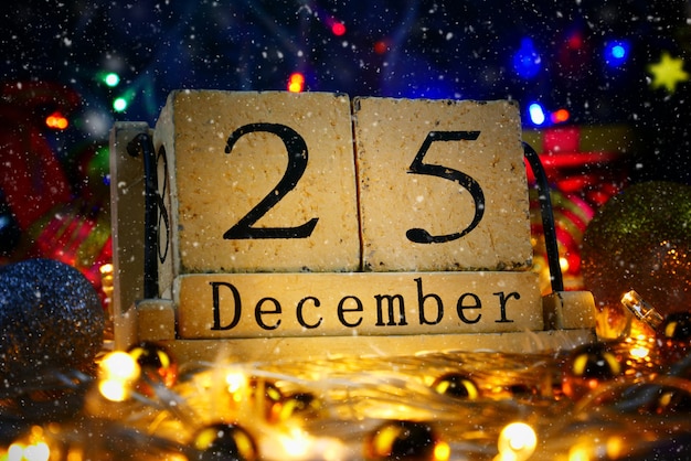 Foto kerstdag thema met versieren en fir feestelijke houten kubus blok kalender huidige datum 25 en maand december