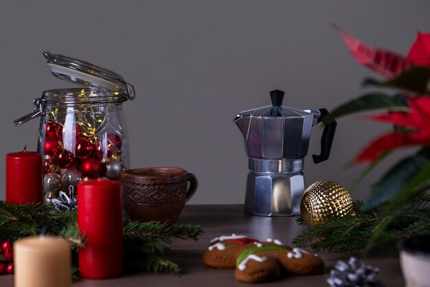 Kerstdecor en geiser koffiezetapparaat met kleine keramische kop