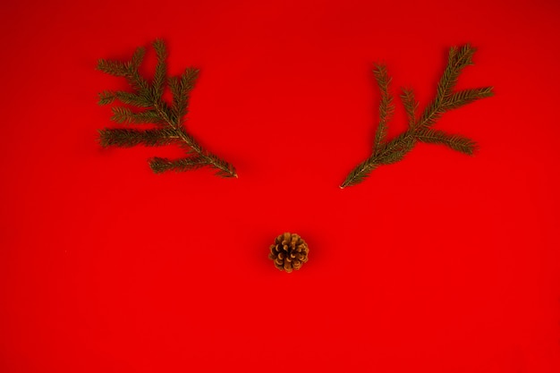 Kerstdecor en speelgoed voor de boom op een rode achtergrondKerstkaart