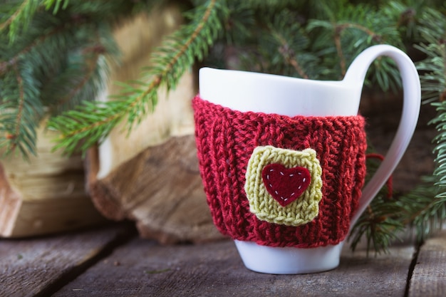 Kerstdecor Gebreide wollen kopjes met bokeh aan de houten tafel