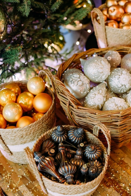 Kerstdecor in manden mandarijnen kegels en versieringen voor de kerstboom