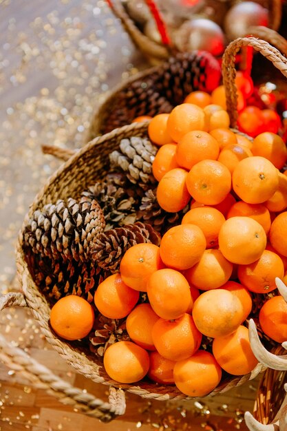 Kerstdecor in manden mandarijnen kegels en versieringen voor de kerstboom