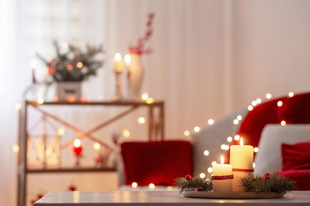 Kerstdecor in rode kleur met brandende kaarsen thuis