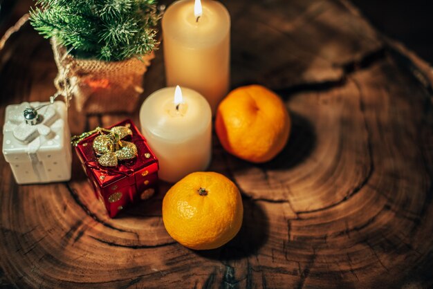 Kerstdecor met kaarsen en cadeaus