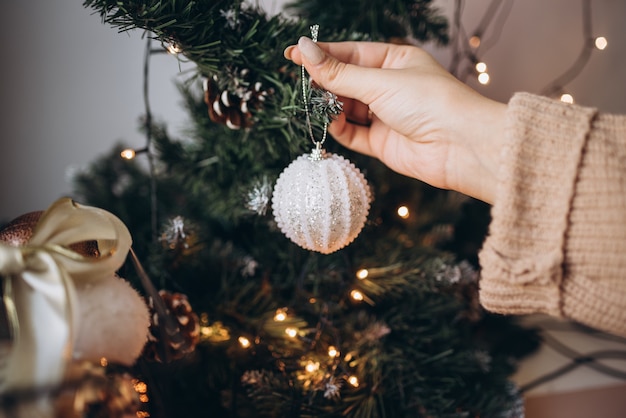 Kerstdecor op een beige achtergrond. Kerstmis. Nieuwjaar