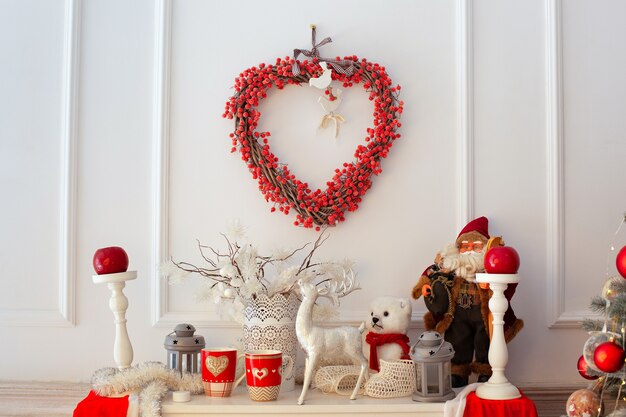 Kerstdecor op open haard in huis.