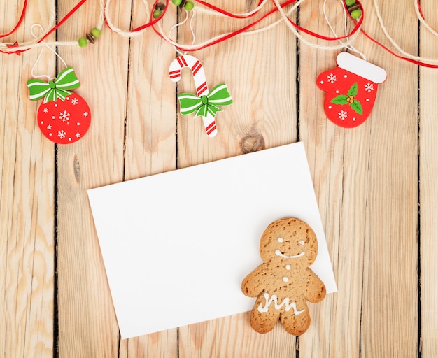Kerstdecor, peperkoekkoekje en kaart voor kopieerruimte op houten tafel