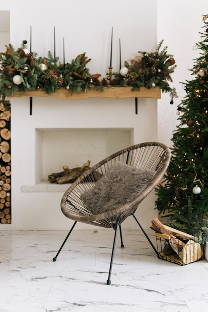 Kerstdecor prachtig ingerichte woonkamer met open haard en brandhout