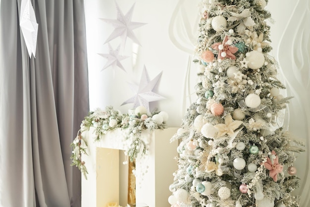 Kerstdecor vintage kerstboom en cadeaus Gezellige winterochtend