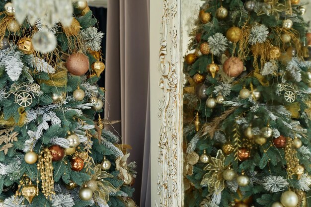 Kerstdecor vintage kerstboom en cadeaus Gezellige winterochtend