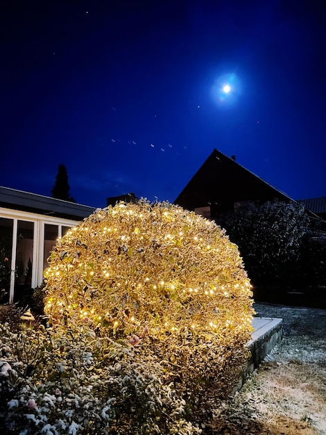 Foto kerstdecoratet tak tegen de maan heldere lucht