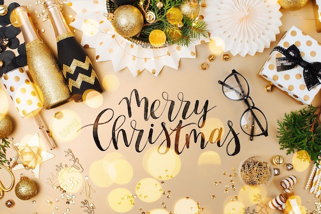 Kerstdecoratie achtergrond in gouden en zwarte kleuren. Platliggend, bovenaanzicht