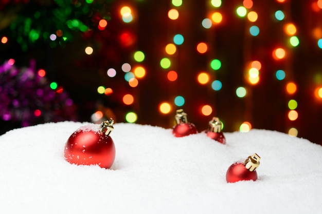 Kerstdecoratie ballen op sneeuw